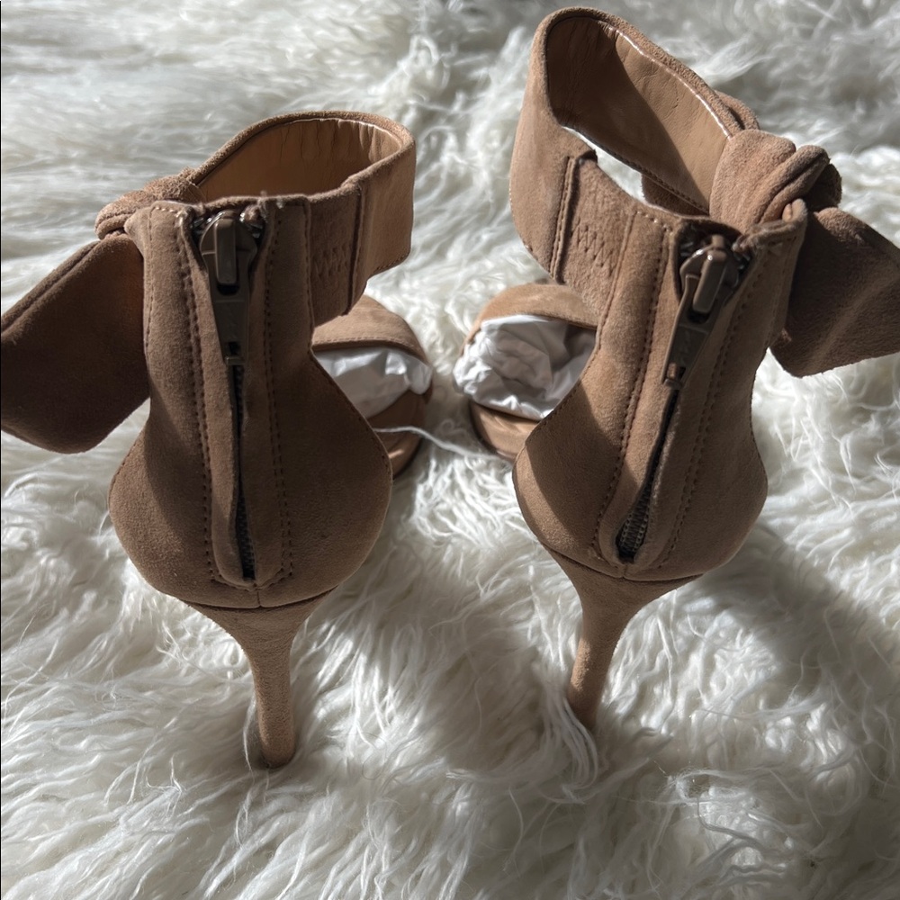Banana Republic Tan Suede Bow Stiletto Heels
Sz 6.5 - Picture 6 of 10